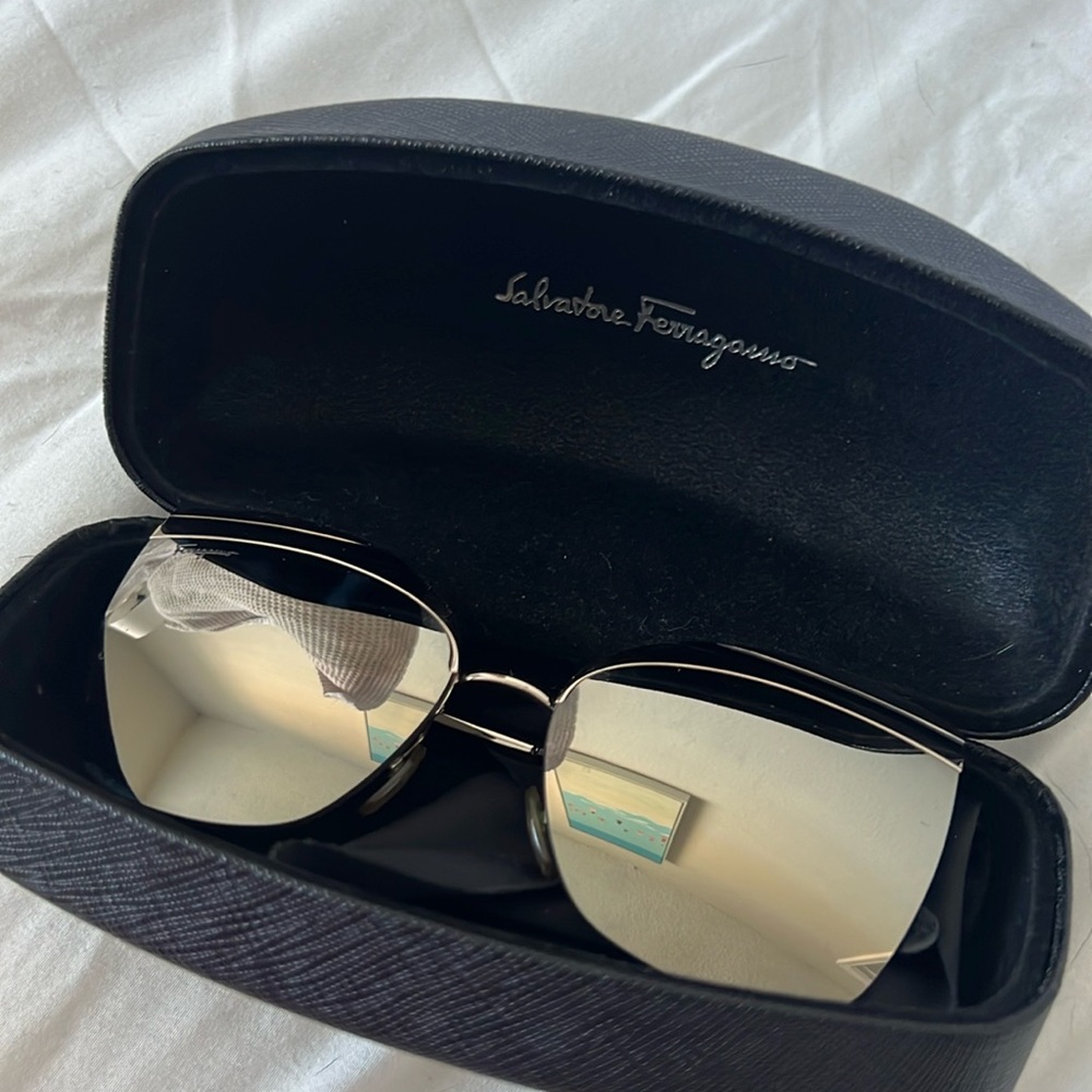 *AUTHENTIC* Ferragamo Mirrored Sunnies with Case
